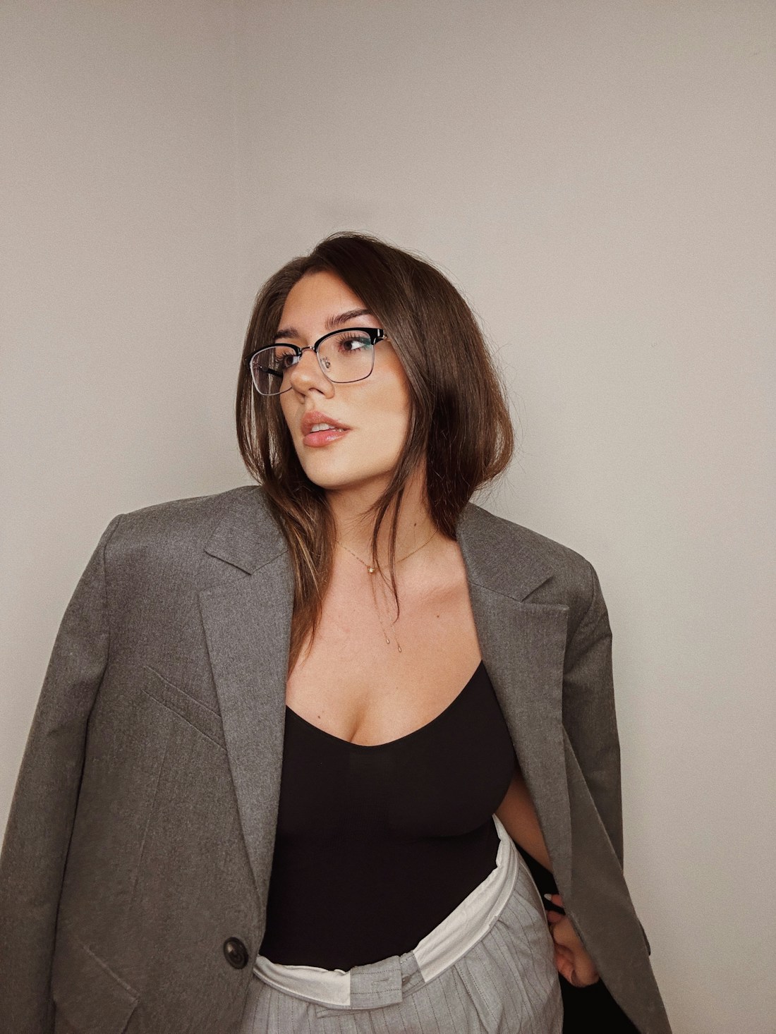 Mulher experimentando óculos com tranquilidade
